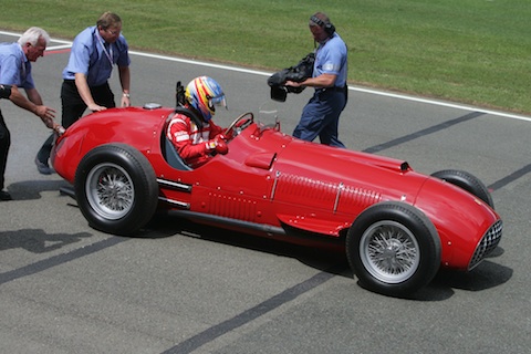 Fernando Alonso im Ferrari 375 von 1951 auf dem GP-Kurs von Silversteone