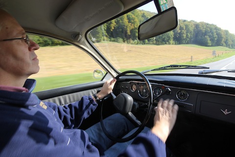 Am Lenkrad eines Saab 96