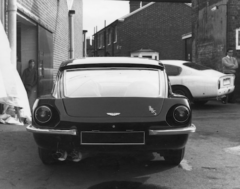 Aston Martin DBS C - Heckansicht des Sportwagens - Aufnahme während Fotoshooting 1966