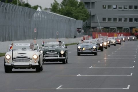Kolonne der Austin Healeys mit den GP-Piloten beim GP von Montreal 2011