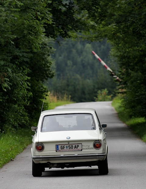 BMW 2002 tii Touring vor der Bahnschranke