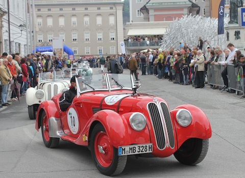Gruppe von BMW 328 auf dem Weg zum Stadt-Grand-Prix des Gaisbergrennen 2011