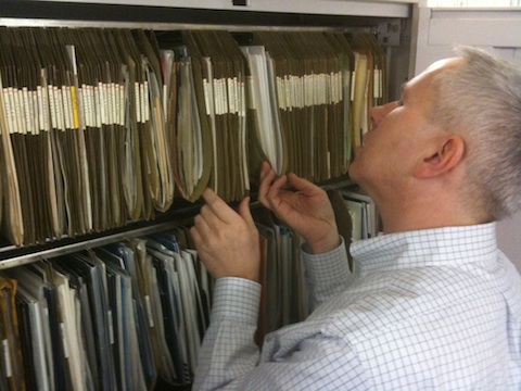 Beim Suchen verschwundener Schätze im Archiv