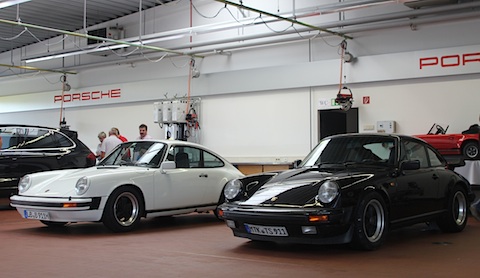 Zwei Porsche-911-Modelle warten auf Service-Leistungen bei Alois Ruf