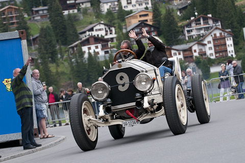 American LaFrance, das älteste Auto anlässlich des Bergrennens Arosa ClassicCar - hier am Corso