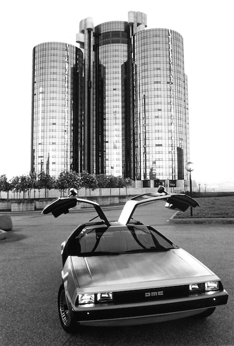 De Lorean DMC 12 - Vorserienexemplar von 1980 vor imposanter Gebäudekulisse