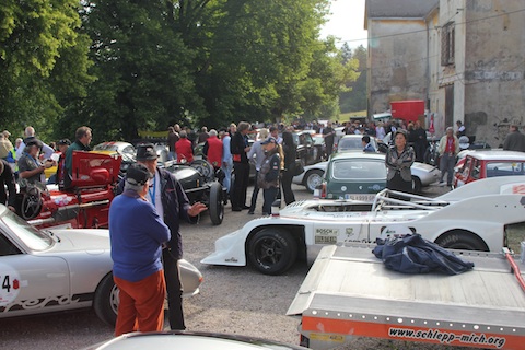 Dicht gepacktes Fahrerlager am Fusses des Gaisbergs