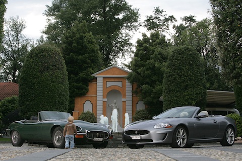 Dreikäsehoch in grosser Begeisterung über die schönen Jaguar Sportwagen
