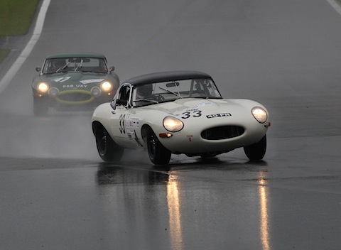 Hinter der Führung folgen weitere Siegesanwärter bei der Jaguar E-Type Challenge am AVD Oldtimer Grand Prix 2011