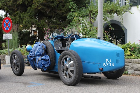 Bugatti Typ 35 mit angezurrtem Gepäck