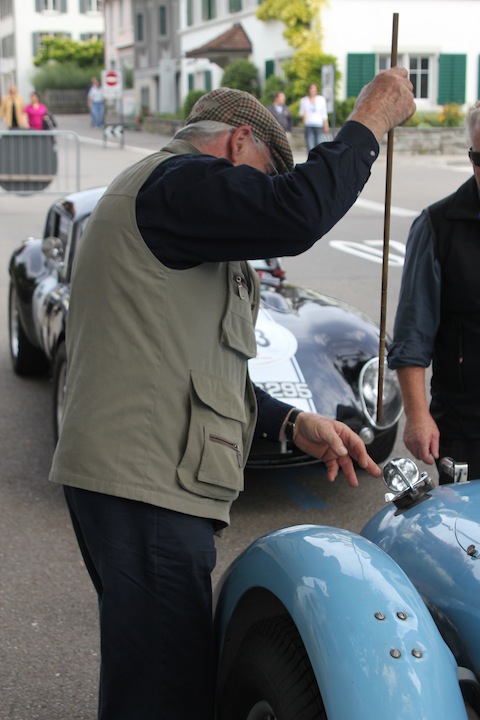 Vor der Abfahrt muss der Benzinvorrat des Talbot Darracq noch überprüft werden