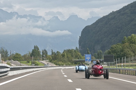 Herrliches Alpenpanorama für die englischen Fahrer des Alfa Romeo P3 und Talbot Darracq