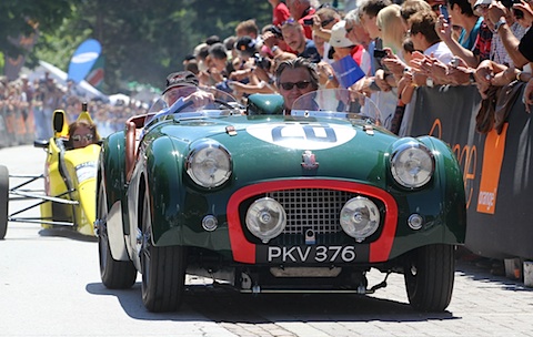 Rallye-Professor Rauno Aaltonen wechselte für einmal das Cockpit seines Minis mit einem Triumph TR 2 anlässlich der Demorunden zur Ennstal Classic 2011