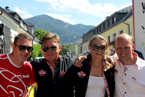 Das siegreiche Vater-/Tochter Duo Heidenbauer mit Nigel Mansell und Organisator Michael Glöckner