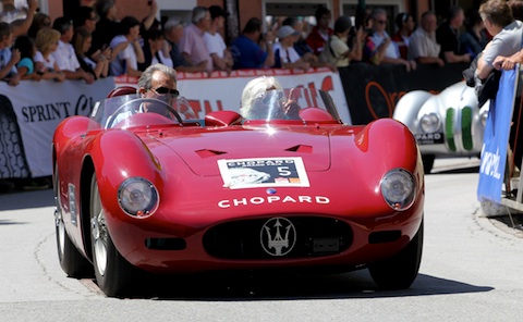 Maria Teresa de Filippis wird in einem Maserati-Sportwagen um den Rundkurs chauffiert - Ennstal Classic 2011