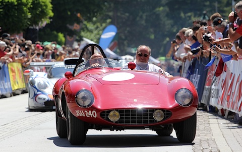 Sir Stirling Moss umrundet den Rundkurs von Grödming auf dem Ferrari 750 Monza