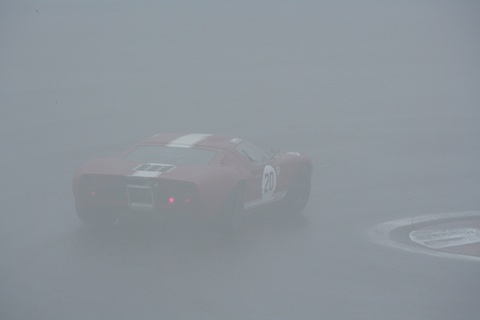 Ford GT 40 am AVD Oldtimer Grand Prix 2010 im Nebel
