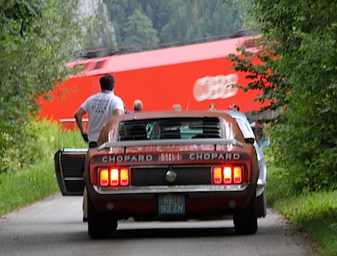 Ford Mustang vor Bahnschranke