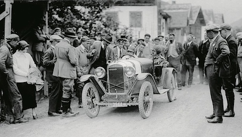 Frau Rothenbach auf dem Amilcar am Klausen-Rennen 1924