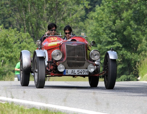 Frauenpower im Allard M von 1949 - eines der zahlreichen Damenteams am Gaisbergrennen 2011