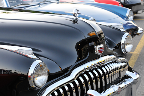 Frontansichten - Buick Roadmster und Ferrari 330 GTS