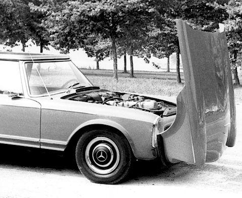 Modifizierter Mercedes Benz 230 SL mit neuer Fronthaube