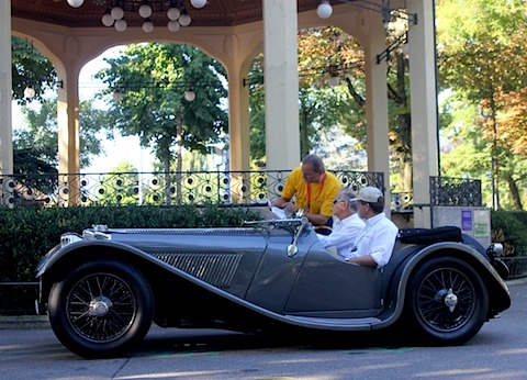 Jaguar SS 100 wird beim RAID Prolog 2011 eingewiesen