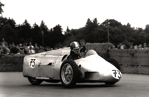 Keller auf seinem Threewheeler in Regensdorf 1954
