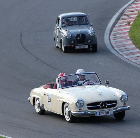 Mercedes-Benz 190 SL vor schmächtigem Wettbewerber auf dem Salzburgring