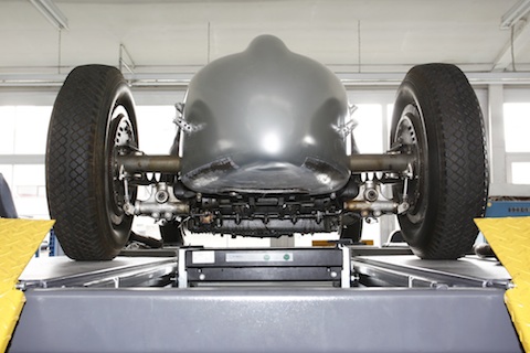 Mercedes Benz W154 von 1938 auf der Hebebühne