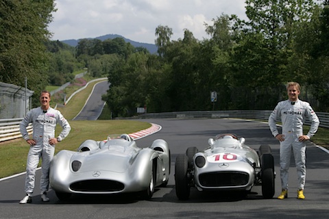 Artikelbild Mercedes Benz W196 von 1954 mit Michael Schumacher und Nico Rosberg am Steuer