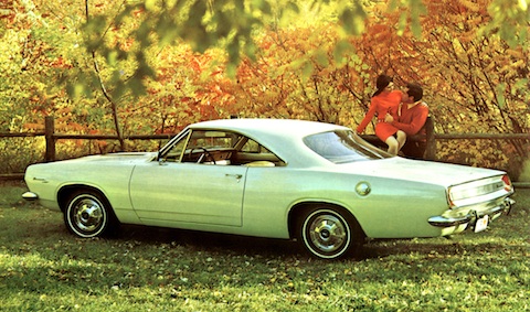 Paradieshafte Szene und ein Plymouth Barracuda im Verkaufsprospekt für den 67-er-Jahrgang