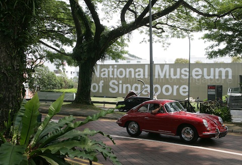 Porsche 356 vor dem Nationalmuseum in Singapur
