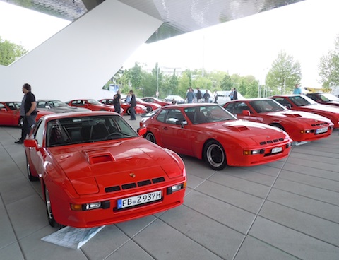 in Reih und Glied - die mehrheitlich rot gespritzten Evolutionsmodelle Porsche 924 Carrera GT vor dem Porsche-Museum