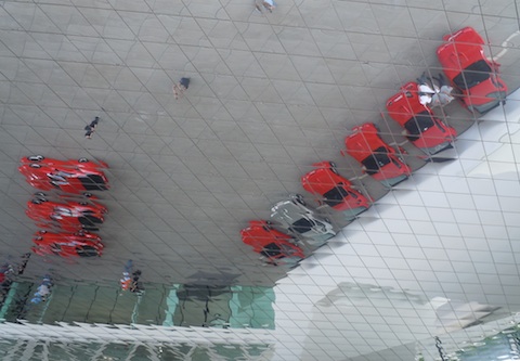 Die versammelten Porsche 924 Carrera GT und GTS spiegeln sich in der modernen Architektur des Porsche-Museums in Zuffenhausen