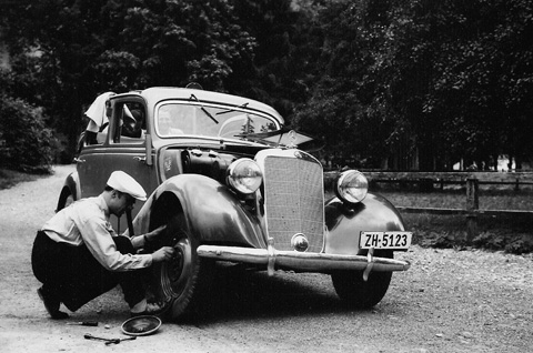 Radwechsel am Mercedes-Benz 170V - Panne beim Sonntagsausflug