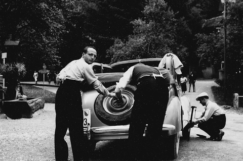 Radwechsel am Mercedes-Benz 170V - Panne beim Sonntagsausflug - alles sind gefordertt