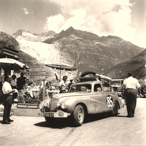 2-Liter-Sunbeam-Talbot 90 bei der Zeitkontrolle Hotel Glacier du Rhône in Gletsch - Rallye des Alpes 1950