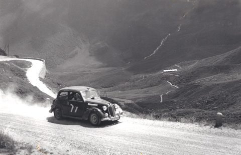 Simca der Holländer De Pester/Gast am Oberalppass - Rallye des Alpes 1950