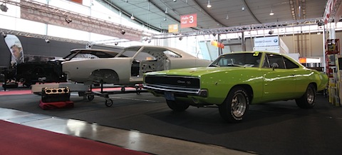 Restaurator zeigt Charger in verschiedenen Zuständen an der Retro Classics Stuttgart 2011