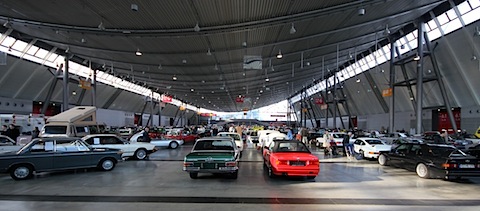 Rund 300 Autos können in der Halle 6 der Retro Classics Stuttgart 2011 gekauft werden
