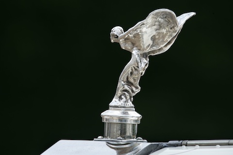 Artikelbild Emily und ihre Kollegin - Damenkonkurrenz auf der Kühlerhaube