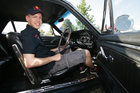 Sebastian Vettel in einem frühen Ford Mustang