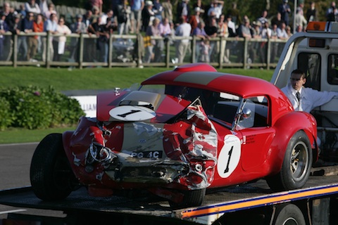Der AC Cobra 1964 nach dem Unfall am Goodwood Revival 2011