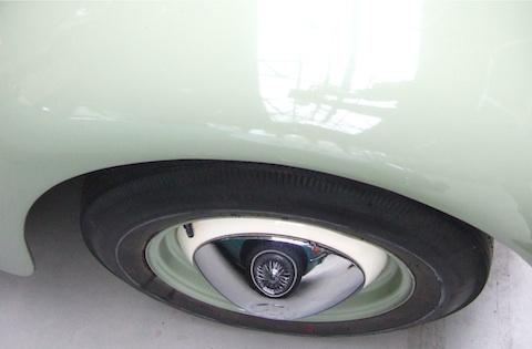 Jaguar E Type trifft auf VW Käfer