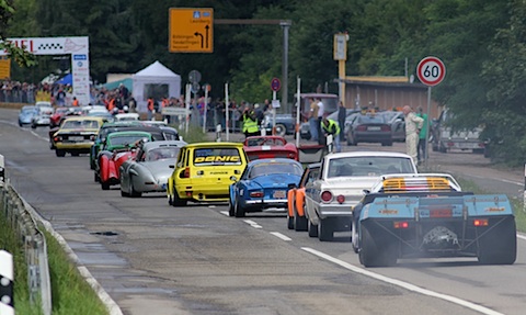Wartende Fahrzeuge im Start-Ziel-Bereich der Solitude - Solitude Revival 2011