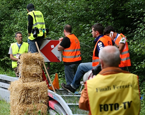 Wartende Photographen und Streckenposten am Solitude Revival 2011