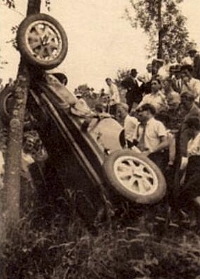 Bugatti Typ 35 B von Alois Muff - am Baum hängend beim Michaelskreuzrennen 1933
