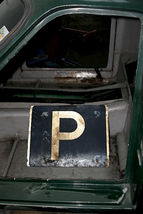 Artikelbild A P-sign (parking sign) as a heat shield in the TVR Grantura