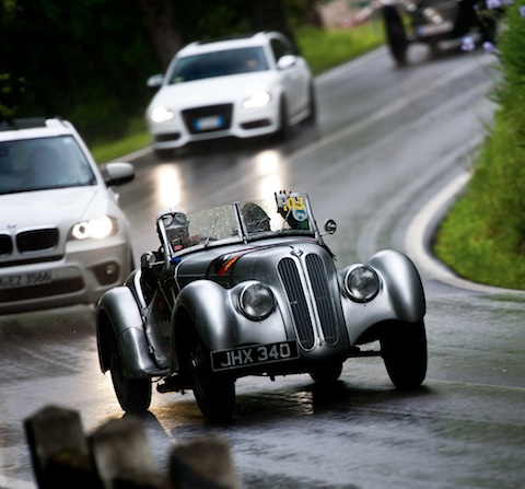 BMW 328 an der Mille Miglia 2012 mit Begleitfahrzeug